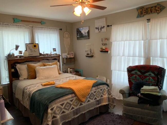 Building Photo - 3 bedroom 1 bath super cute!