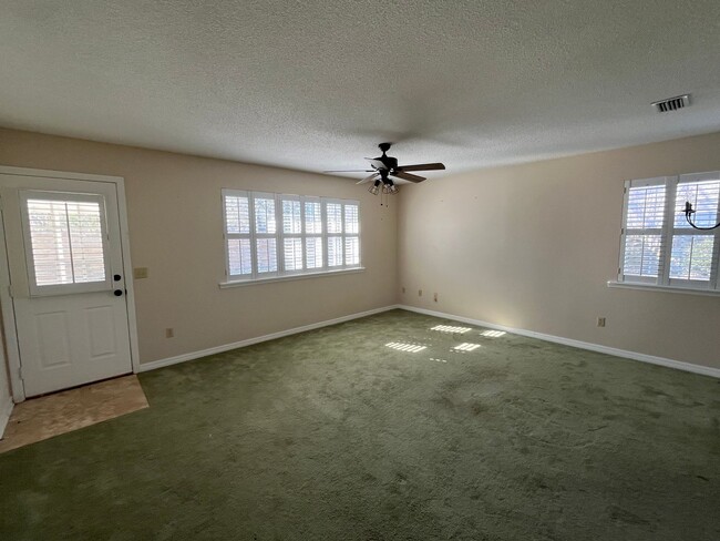 Building Photo - Bright and airy 2 Bedroom, 2 Bath home in ...