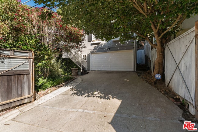 Building Photo - 8926 Wonderland Ave
