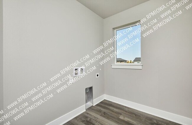 Building Photo - 670 SE Drumlin Dr