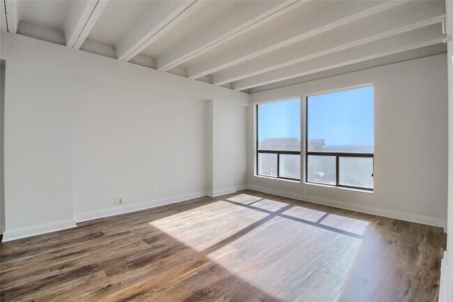 Building Photo - 5914 Lago Vista Way