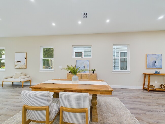 Dining Area - 1327 N Liberty St