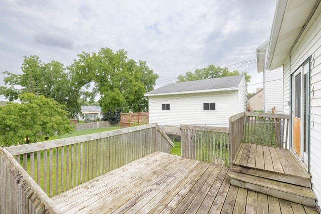 Building Photo - Large Single Family Home for Rent!