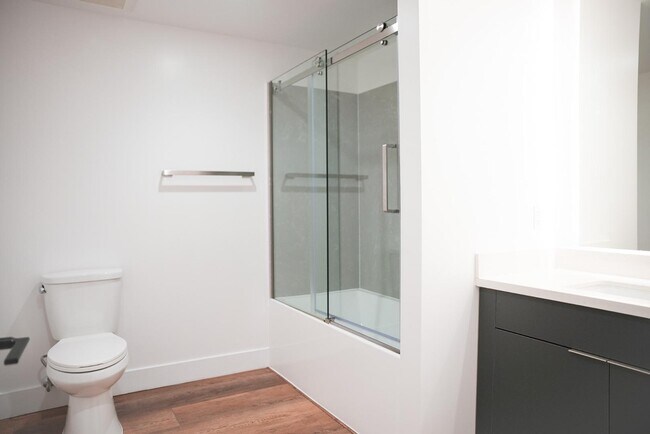 Building Photo - 8940 Reseda Blvd