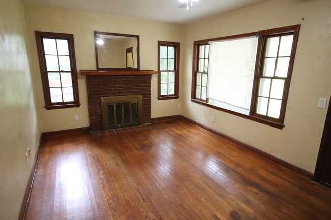 Building Photo - Historic Home For Rent! 2 Bedroom 1 Bathroom!