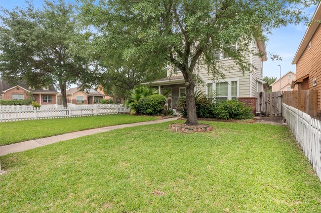 Building Photo - 7138 Sun Village Dr