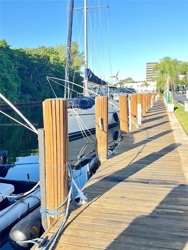 Building Photo - 6385 Bay Club Dr