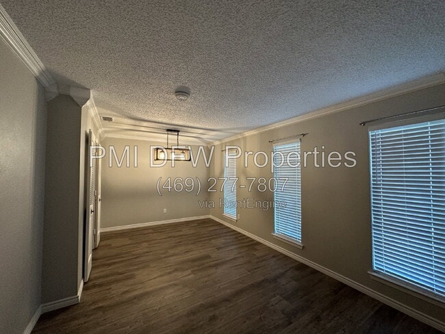 Building Photo - 2120 Blossom Ln