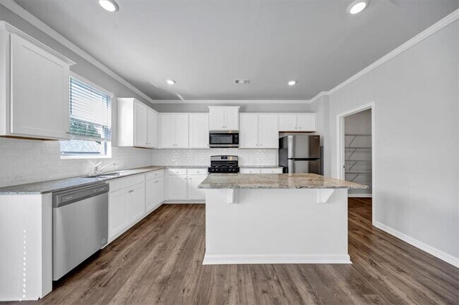 Building Photo - 167 Fernbrook Trl