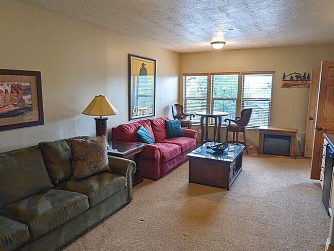 Building Photo - Beautiful Fully Furnished Jordanelle Townhome