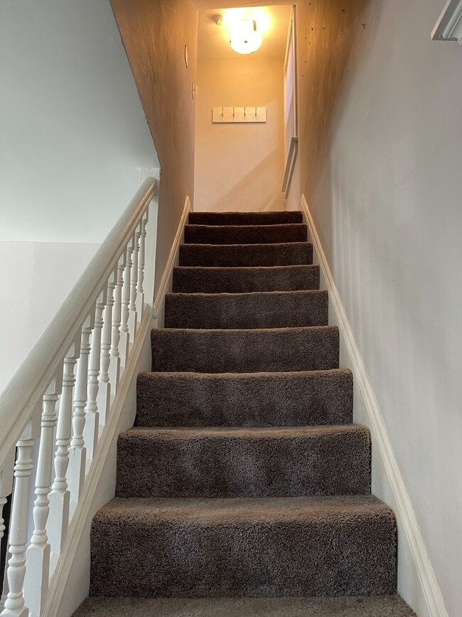 Building Photo - Great 2 BR with detached 2-car garage