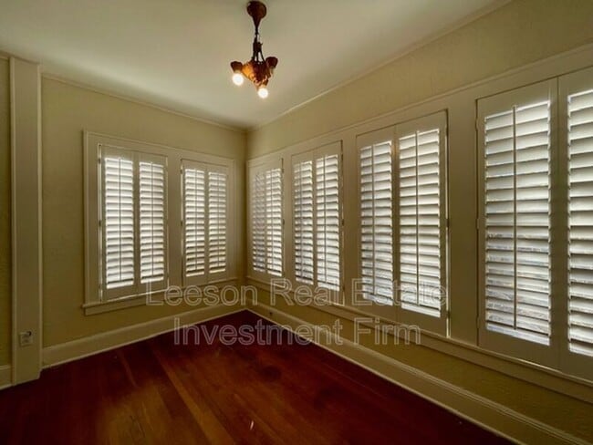 Building Photo - 458 Forest Ave