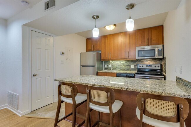Building Photo - 7685 Northcross Dr