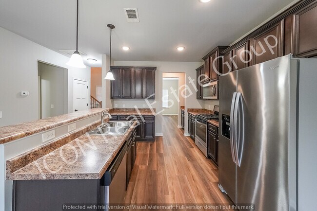 Building Photo - 3/3 Townhome with 2 car garage