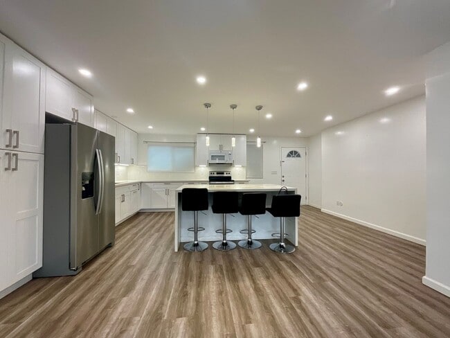 Building Photo - Spacious Duplex--5Beds, 2Baths  Ground Floor Unit