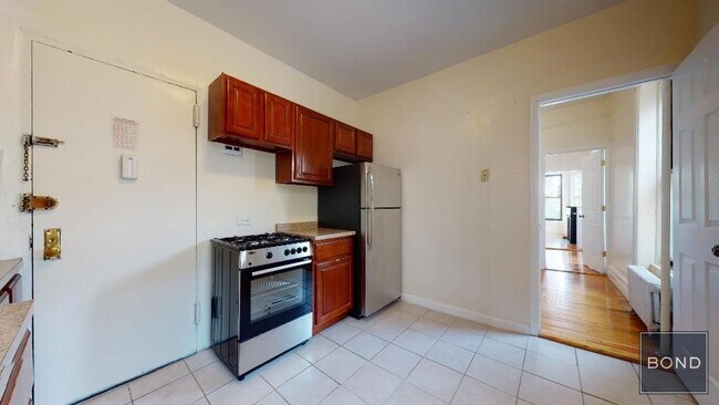 Building Photo - 196 W 108th St