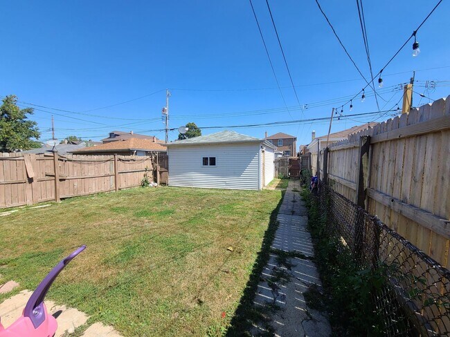 Building Photo - 6035 S Karlov Ave