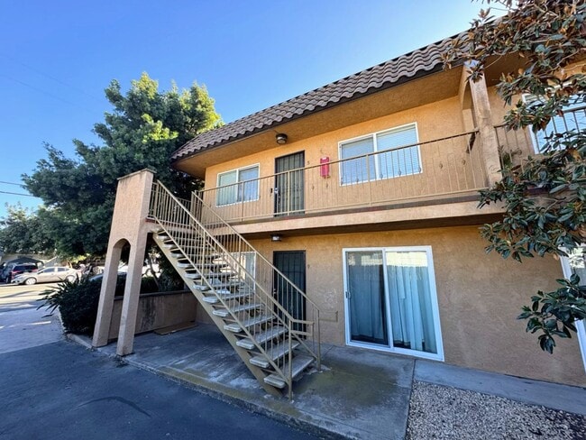 Building Photo - Upstairs end unit with AC and a private entrance 2 bedroom condo in a quiet area of Spring Valley...