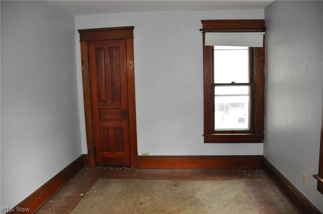 Building Photo - 11 E Main St