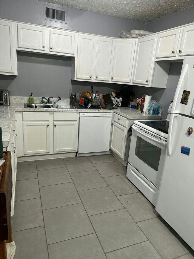 Building Photo - 1503 Hopewell Rd