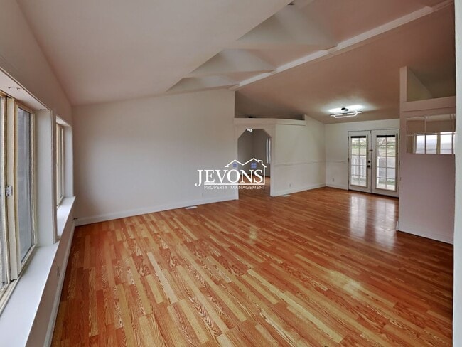 Building Photo - Comfortable Selah Residence with Open Living Space and Easy Commuter Access