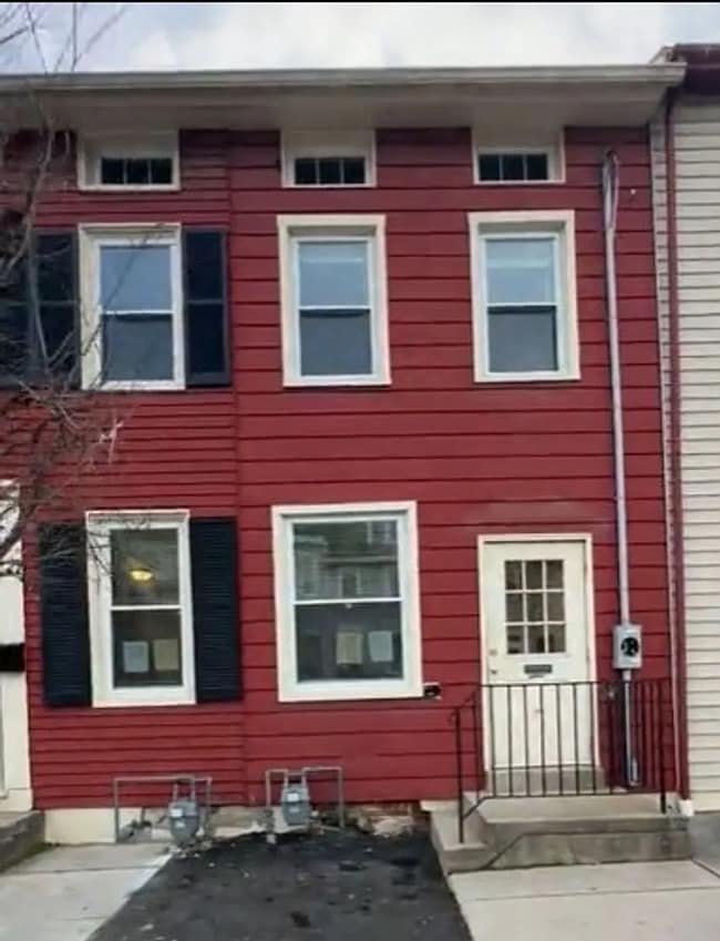 Building Photo - this beautifully updated three-bedroom, one-and-a-half-bath home in Columbia