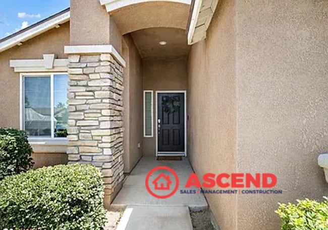 Building Photo - Lovely 4 Bedroom Home in Campus Park Area!