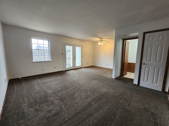 Building Photo - Cute 3 bedroom Townhome in Shawnee!