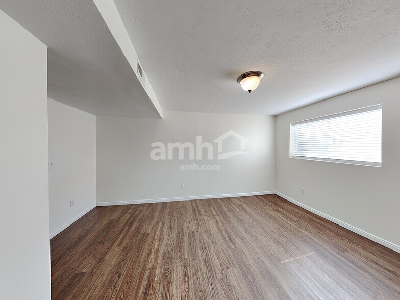 Building Photo - 5069 S Vista Dr