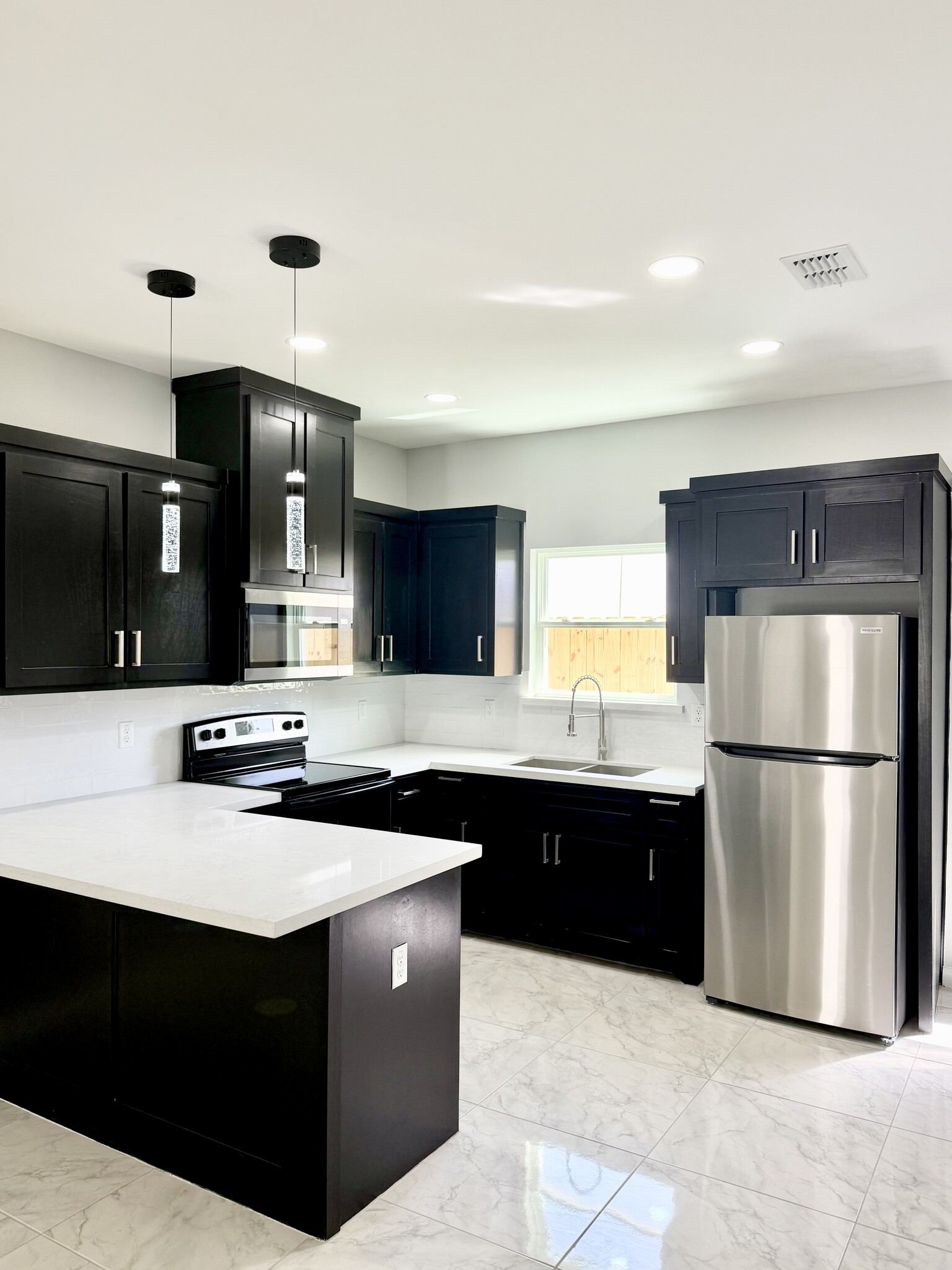 Building Photo - 2108 E Viviana St