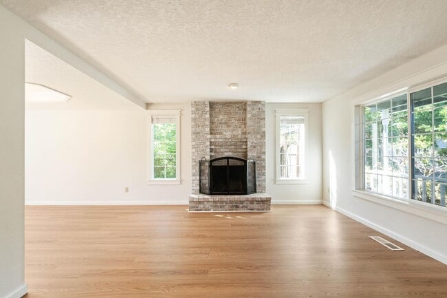 Building Photo - Comfortable 4-bdrm/2.5-bath home in Hillsb...