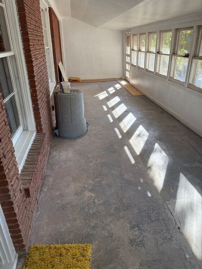 Building Photo - 3 Bedroom 3 Bath on an 1 Acre Landlord doe...