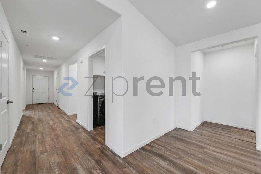 Building Photo - Unit