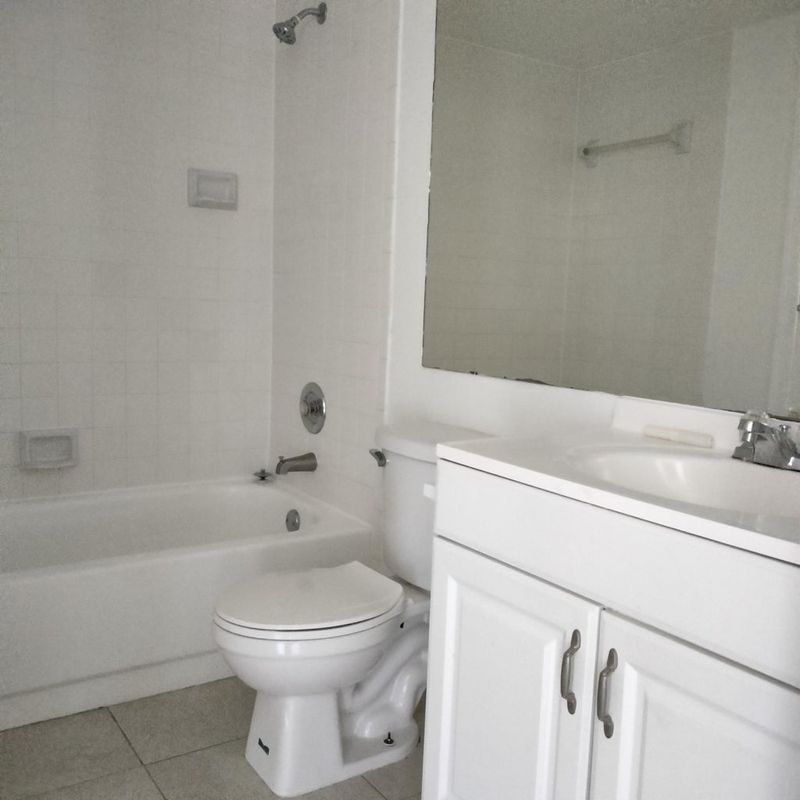 Building Photo - 17101 Glenmoor Dr