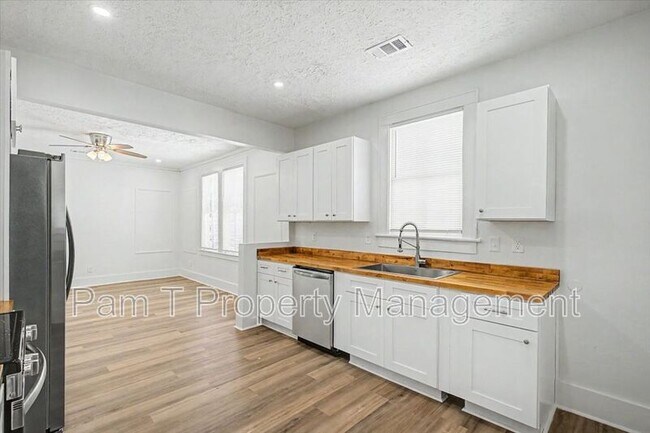 Building Photo - 613 W 39th St