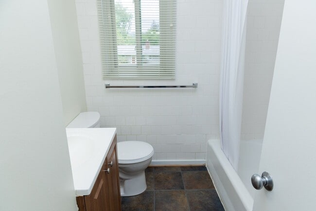 Building Photo - Comfortable Single-Family Living with All-...