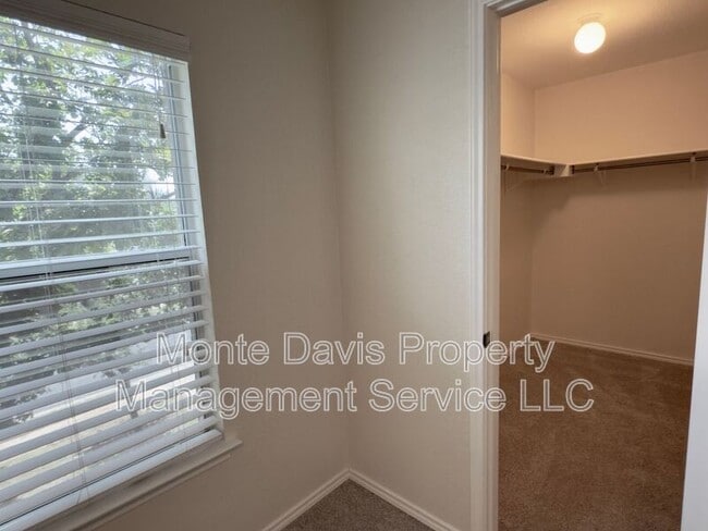 Building Photo - 1206 Devil Ridge