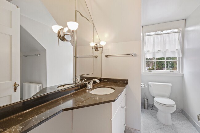 Building Photo - 5325 Chevy Chase Pky NW