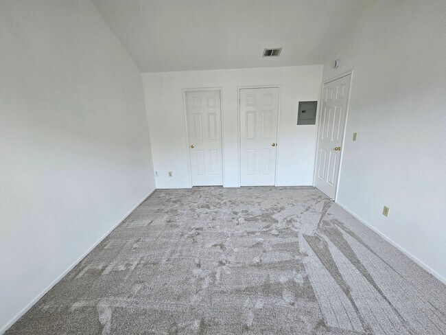 Building Photo - Great Location.... Gorgeous 2 Bedroom 2 Bath End Unit Condo in North San Jose