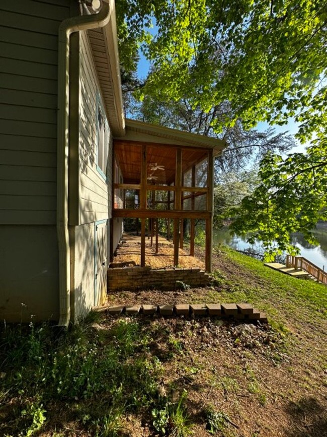 Building Photo - Quiet 3 bedroom/2 bath lake house with pri...