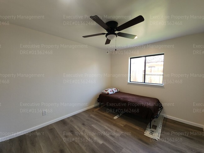 Building Photo - Stylish home with upgraded amenities