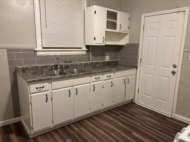 Building Photo - 48 N Roys Ave