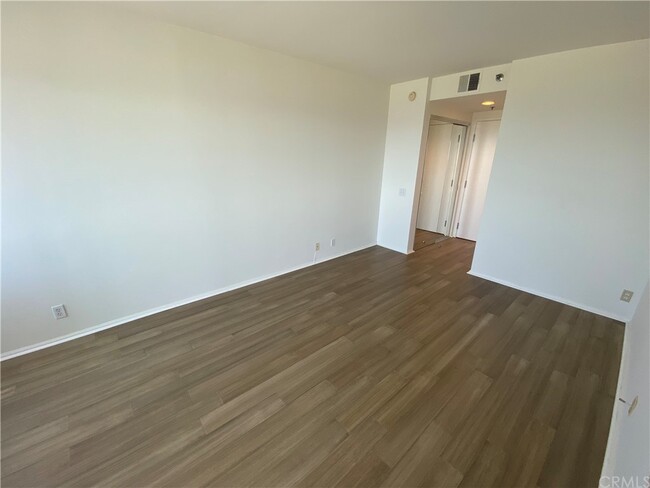 Building Photo - 525 E Seaside Way