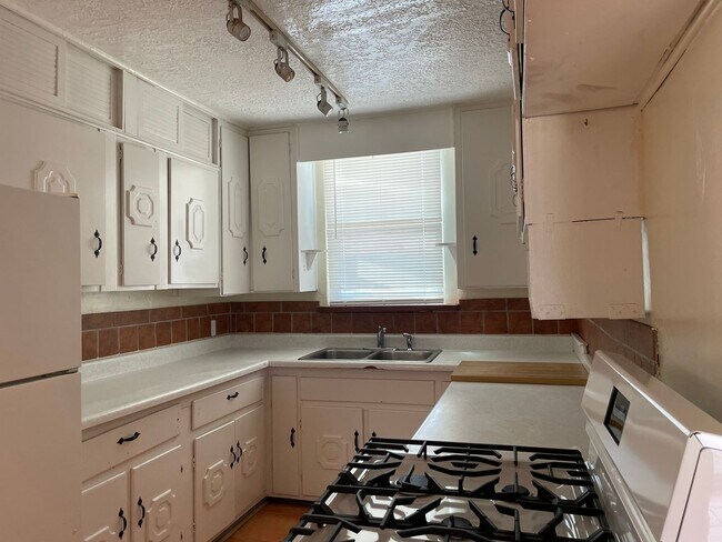 Building Photo - 2734 Graceland Dr NE