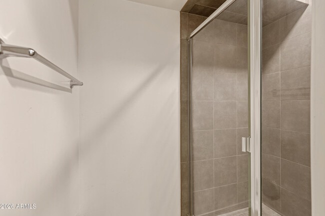 Building Photo - 421 W 6th St