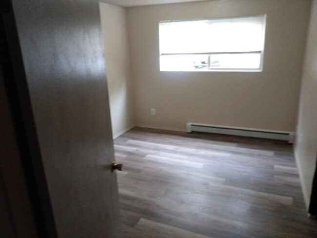 Building Photo - 2 bedroom 1 bathroom ground floor apartmen...