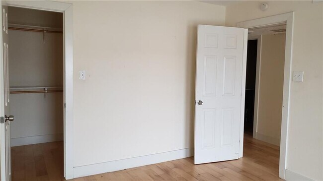 Building Photo - 909 Reinli St