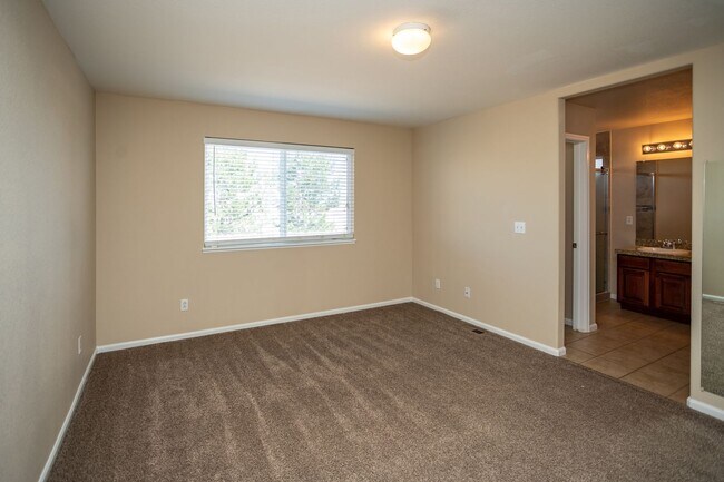 Building Photo - Well Maintained Home in Eastview Estates!