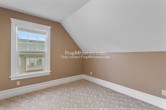 Building Photo - Beautiful Three Bedroom Home in the Heart of Oregon City!