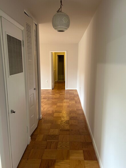 Building Photo - 10613 weymouth st 101